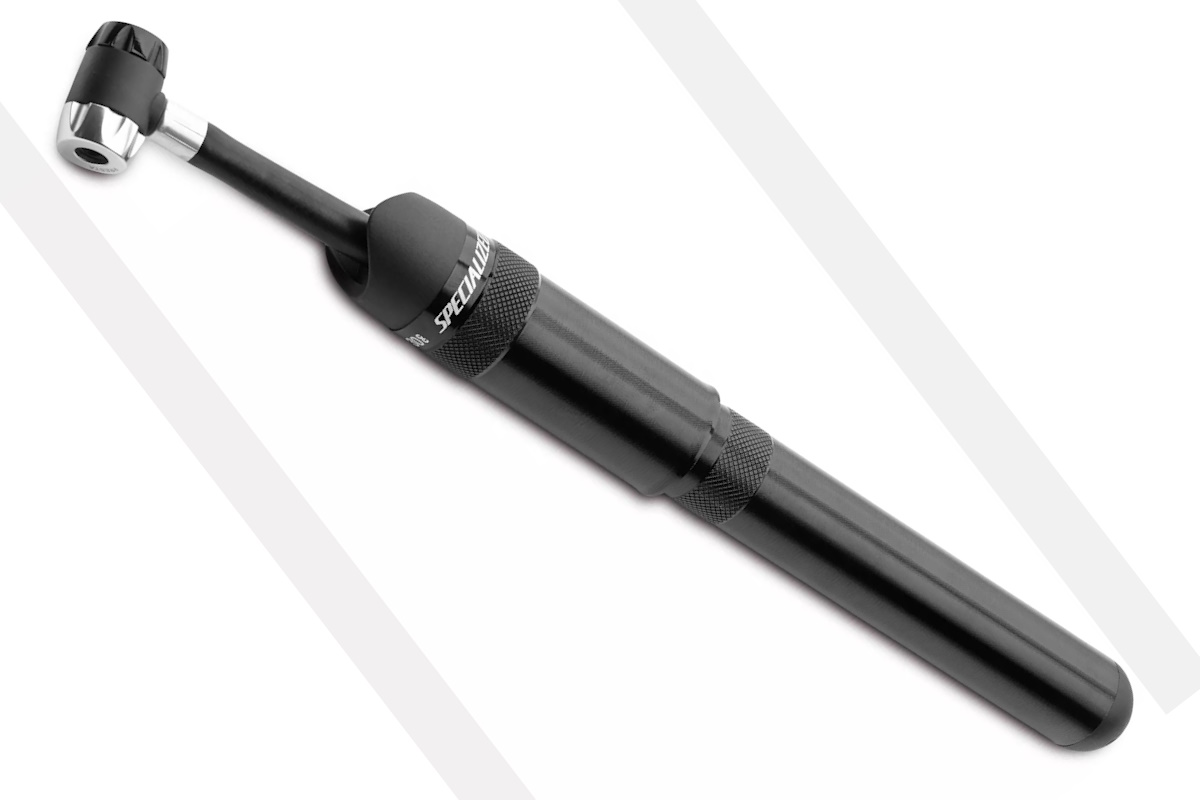 Bomba portátil Specialized Air Tool Flex Pump, diseño de cámara invertida, doble cabezal flexible Presta/Schrader en forma de T, cuerpo y vástago de aluminio mecanizado, soporte de montaje para portabidón, ideal para bicicletas de montaña y carretera.