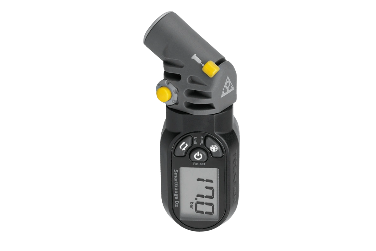 Compara Topeak SmartGauge D2 y D2X. Manómetros digitales para neumáticos, horquillas y amortiguadores, compatibles con válvulas Presta y Schrader.