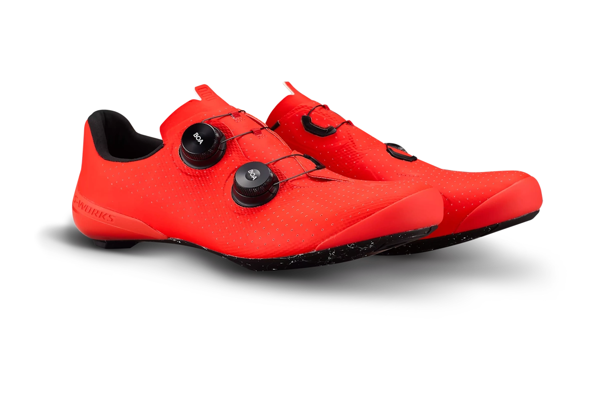 Zapatillas de carretera S-Works Torch Fiery Red/black con placa de carbono optimizada, sistema BOA® S3, diseño Body Geometry y ajuste basado en datos RETÜL para máximo rendimiento y comodidad.