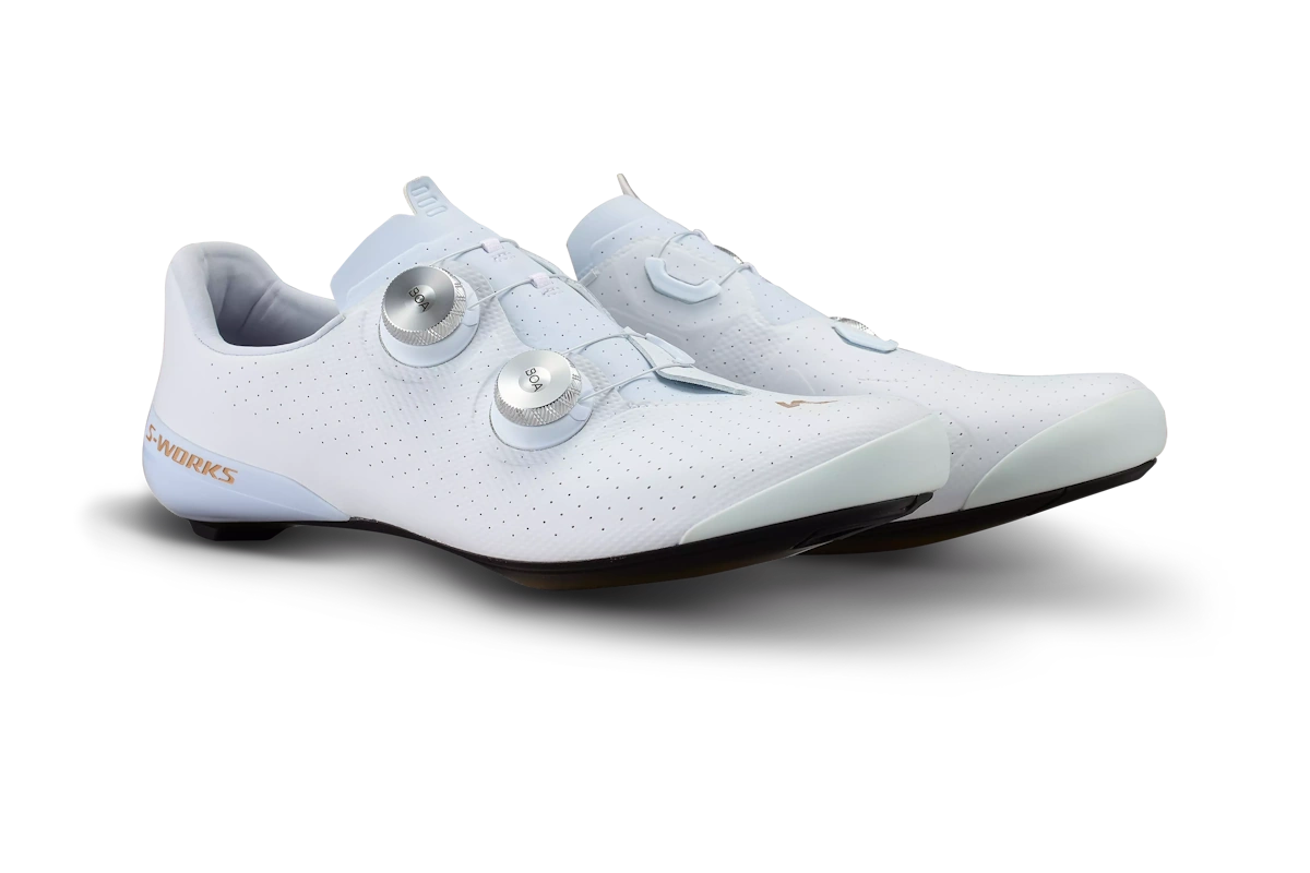 Zapatillas de carretera S-Works Torch Year of the Horse con placa de carbono optimizada, sistema BOA® S3, diseño Body Geometry y ajuste basado en datos RETÜL para máximo rendimiento y comodidad.