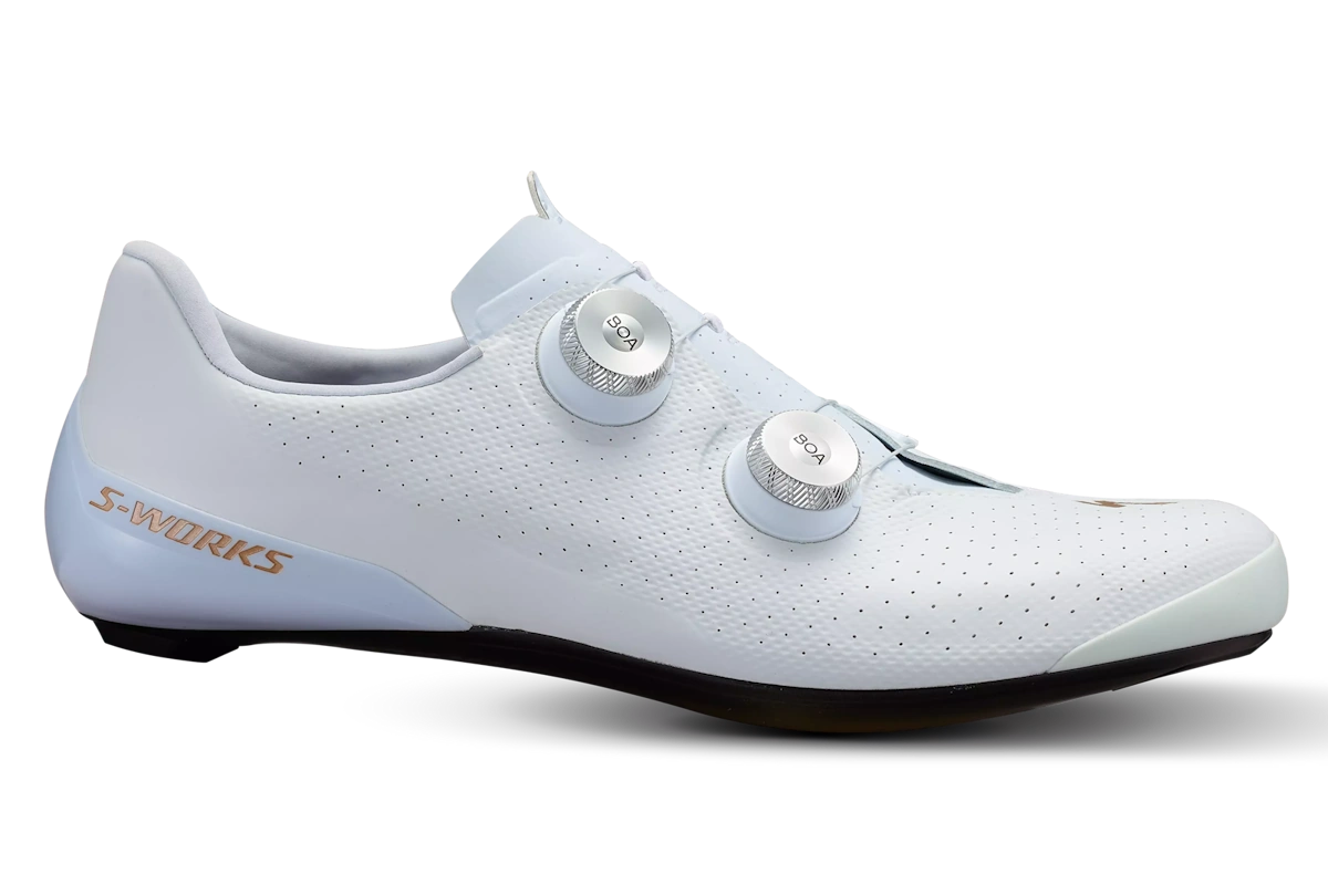 Zapatillas de carretera S-Works Torch Year of the Horse con placa de carbono optimizada, sistema BOA® S3, diseño Body Geometry y ajuste basado en datos RETÜL para máximo rendimiento y comodidad.