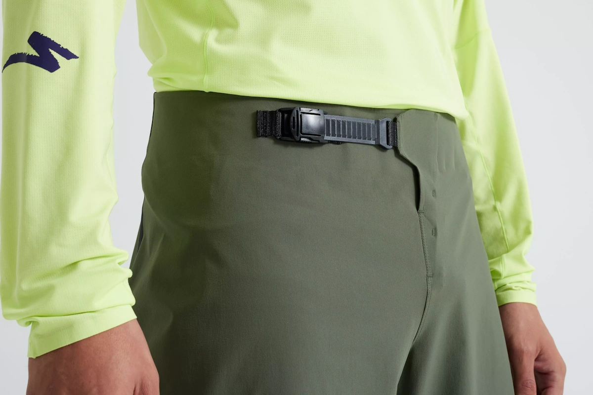 Pantal&oacute;n corto de trail marca Specialized color Oak Green