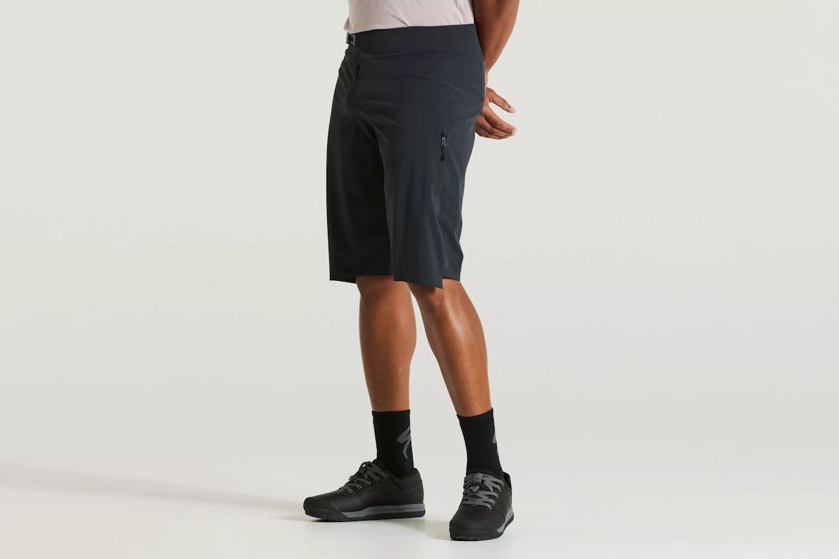 Vista lateral del pantalon corto de trail marca Specialized para hombre de color negro, diseño y estilo premium