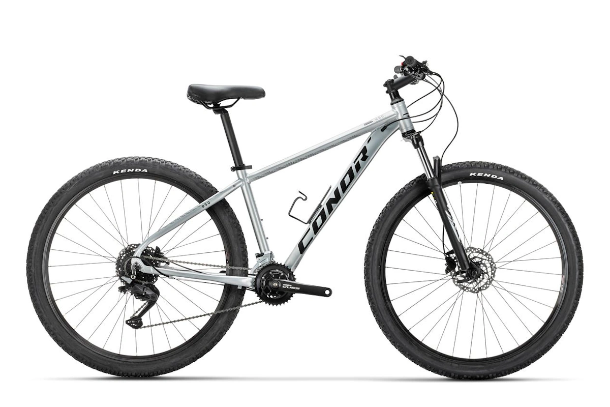 Descubre la Conor 850 de 29 pulgadas, disponible en Ligth Grey y Metal Navy. MTB rígida con cuadro de aluminio 6061 hidroformado, horquilla de 100 mm, transmisión Shimano Cues 2x9 y frenos MT200.