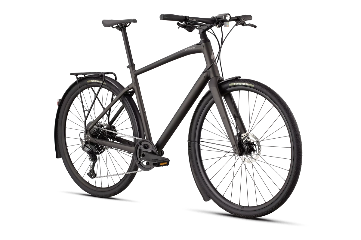 “Specialized Sirrus X 4.0 EQ en Satin Metallic Obsidian / Desert Metallic Frost Reflective con cuadro A1SL, horquilla de carbono FACT 9r con Future Shock 1.5, transmisión Shimano Deore 12v, frenos hidráulicos y equipamiento urbano con luces a dinamo, guardabarros DRYTECH y portabultos Racktime.”