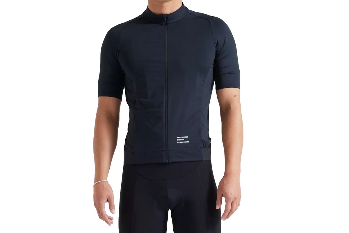 Maillot de manga corta Specialized Foundation para hombre en color vibrante, diseño moderno y ajuste semi-form, ideal para ciclistas que buscan destacar con estilo y comodidad.