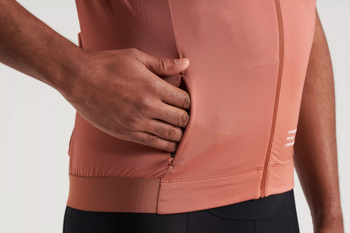 Maillot de Manga Corta Specialized Foundation Hombre – Estilo Brillante, Confort y Sostenibilidad para Ciclistas Exigentes - Terra Cota - Imagen 3