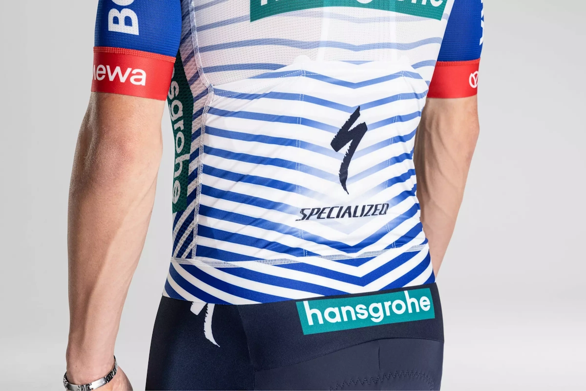 Maillot Specialized Red Bull - BORA - hansgrohe Short Sleeve Replica Jersey — manga corta, gráficos oficiales, UPF 30+ y ajuste Form Fit - Imagen 6