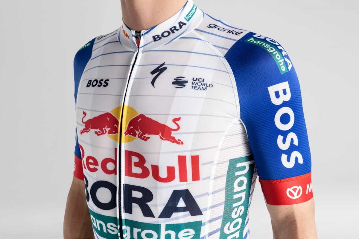 Maillot Specialized Red Bull - BORA - hansgrohe Short Sleeve Replica Jersey — manga corta, gráficos oficiales, UPF 30+ y ajuste Form Fit - Imagen 7