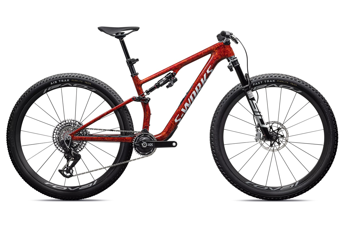"Bicicleta Specialized S-Works Epic 8 2026 MTB XC de carbono, suspensión RockShox Flight Attendant, ruedas Roval World Cup, transmisión SRAM XX SL Eagle AXS, color negro, vista lateral en terreno de montaña"