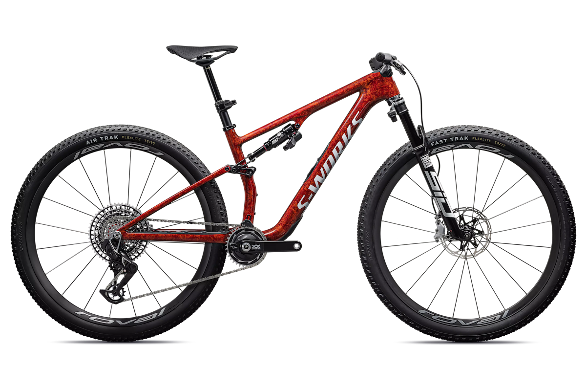"Bicicleta Specialized S-Works Epic 8 2026 MTB XC de carbono, suspensión RockShox Flight Attendant, ruedas Roval World Cup, transmisión SRAM XX SL Eagle AXS, color negro, vista lateral en terreno de montaña"