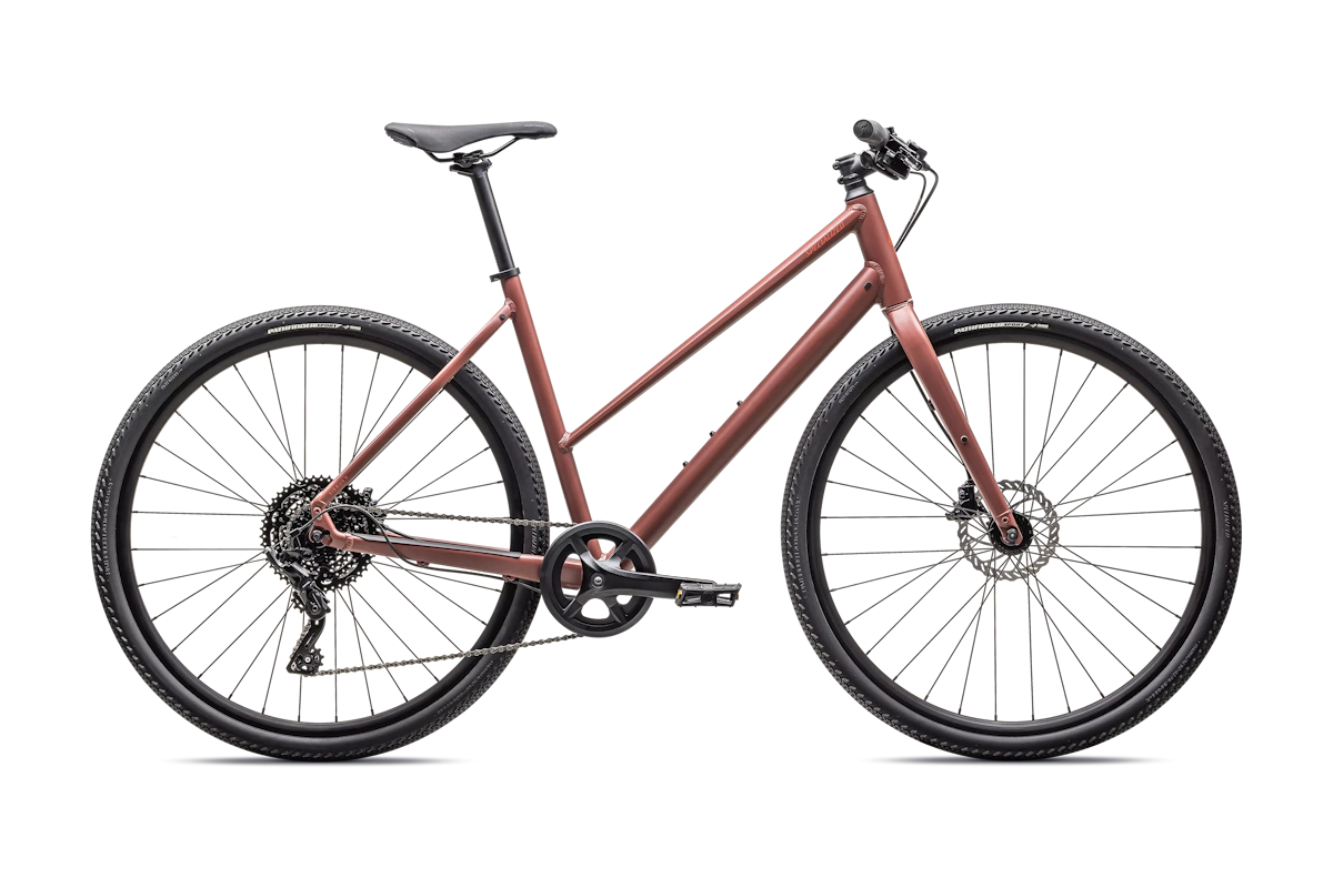 Specialized Sirrus X 2.0 Step-Through, cuadro de aluminio A1, transmisión Shimano CUES 1x9 y neumáticos Pathfinder 700x40 con frenos hidráulicos.