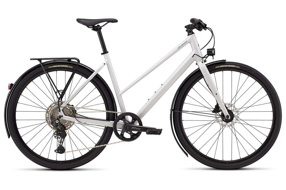 Specialized Sirrus X 3.0 EQ Step-Through en Gloss Dove Grey / Metallic Pine Frost Reflective con cuadro A1, transmisión Shimano CUES, frenos hidráulicos, neumáticos Pathfinder 700x40, luces a dinamo, guardabarros DRYTECH y portabultos Racktime