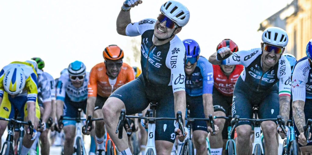 Ciclista profesional equipado con ropa Q36.5 pedaleando en carretera de montaña, mostrando la tecnología, ajuste ergonómico y diseño italiano de alta gama de la marca, ideal para quienes buscan máximo rendimiento y comodidad en cualquier condición climática.