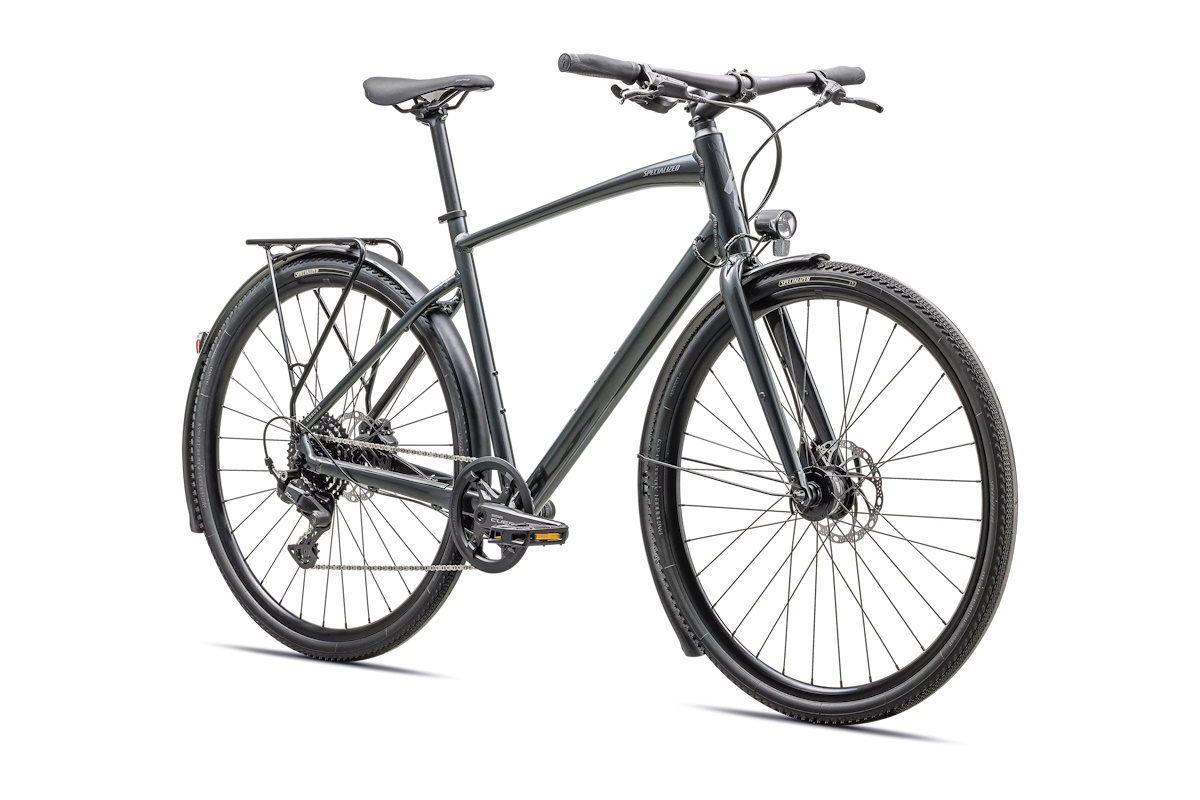 Bicicleta Specialized Sirrus X 2.0 EQ 2025, ideal para movilidad urbana y cicloturismo, equipada con portaequipajes, guardabarros y luces de dinamo, cuadro de aluminio ligero y frenos hidráulicos, modelo fuera de temporada.