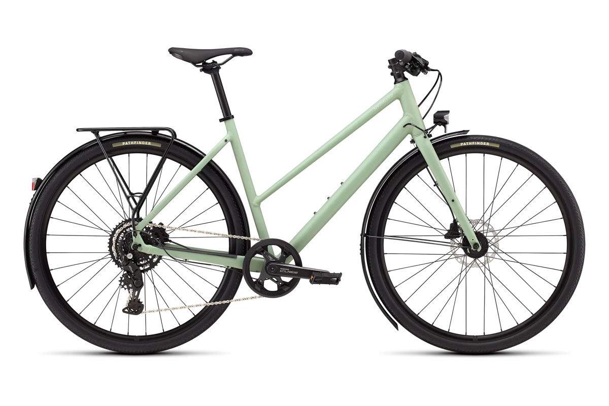 Specialized Sirrus X 2.0 EQ Step-Through 2026 en color Satin Pistachio / Dolomite Metallic Frost Reflective, cuadro de aluminio A1, frenos hidráulicos y neumáticos Pathfinder 700x40, con equipamiento urbano (luces a dinamo y guardabarros)