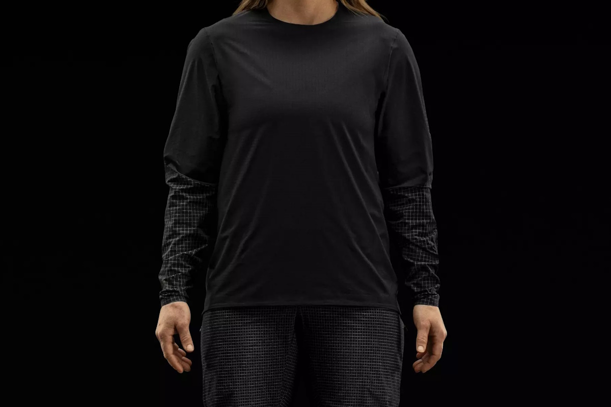 Maillot S-Works Race mujer off-road, edición Made in Racing, tejido Dyneema ultrarresistente, diseño aerodinámico, malla transpirable y corte ajustado para competición de alto nivel.