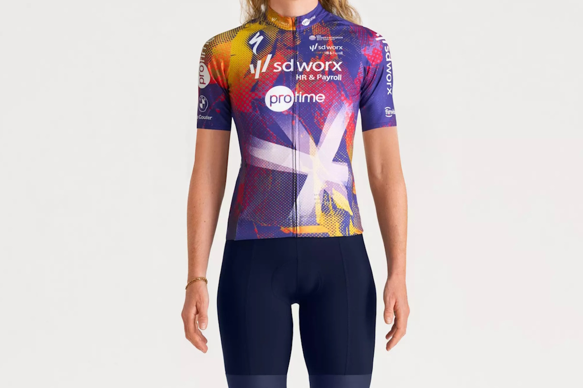 Maillot gráfico Specialized Foundation mujer 2025, edición SD Worx Protime, tejido transpirable, corte semi-ajustado, mangas articuladas, bolsillos reforzados, color vibrante y sostenible.