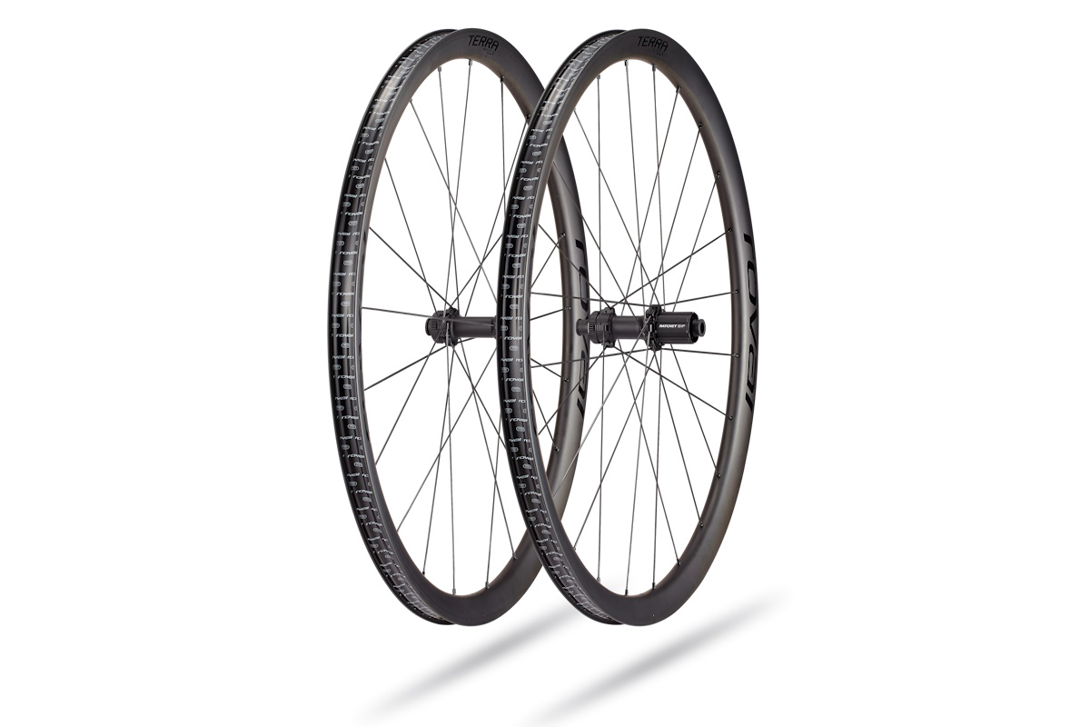 Rueda de carbono Specialized Roval Terra CLX II para gravel y carretera, ultraligera, compatible tubeless, ideal para competición y rutas exigentes con máxima eficiencia y control.