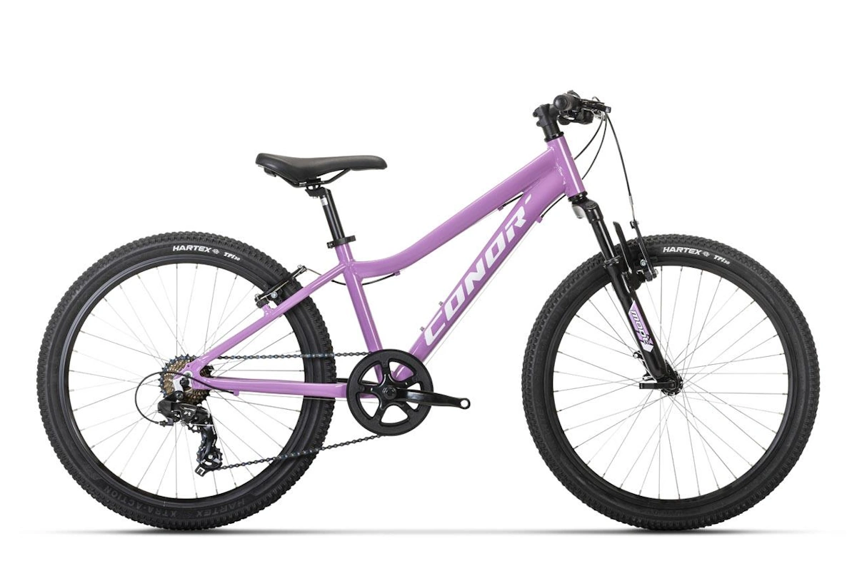 La Conor 24" Junior / Mixta es una bicicleta juvenil con cuadro de aluminio, suspensión delantera y 7 velocidades, disponible en dos versiones: barra baja, más cómoda para subir y bajar, y barra alta, con estética MTB más clásica.