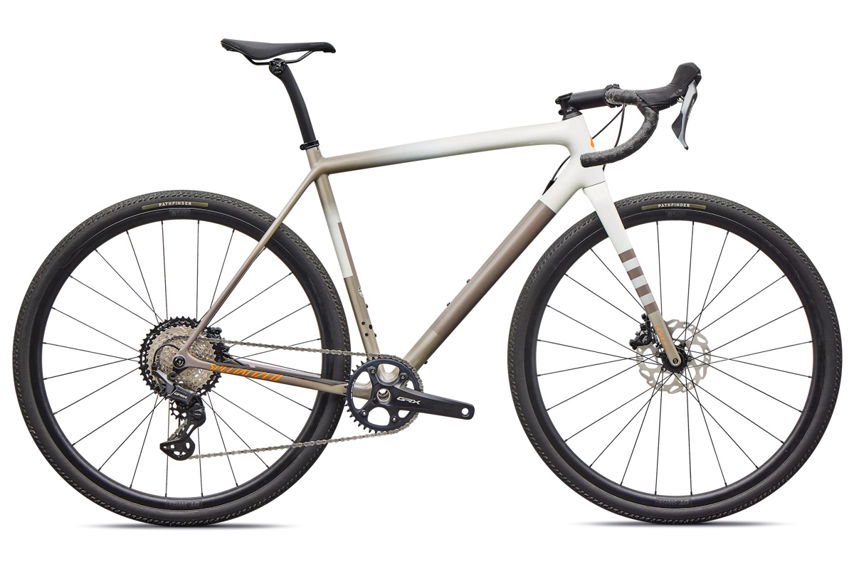 Bicicleta de gravel Specialized Crux Comp 2026 con Shimano GRX RX820, cuadro de carbono FACT 10r, ruedas DT Swiss G540 y neumáticos Pathfinder Pro. Modelo ligero y resistente.