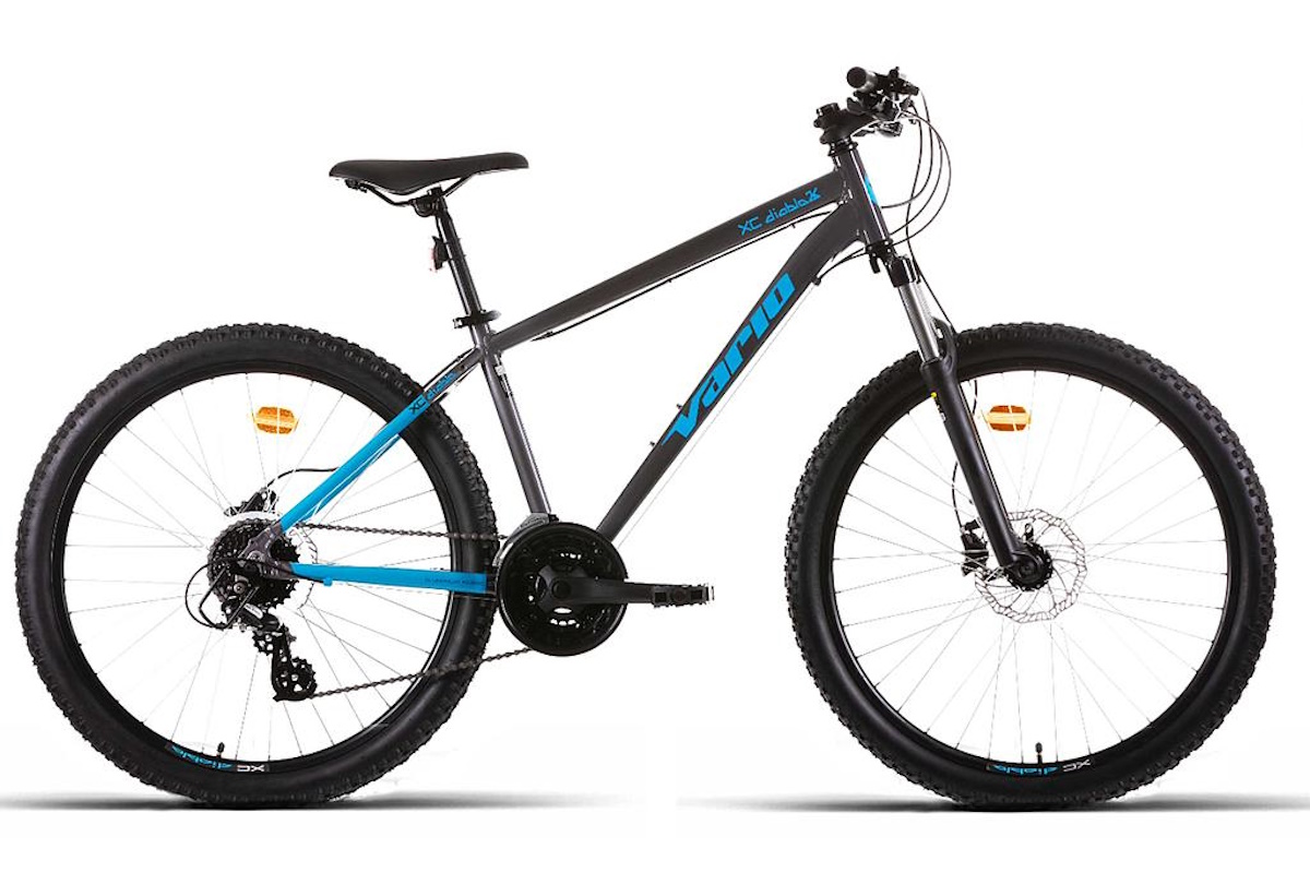 Bicicleta Vario 26" con cuadro de aluminio, horquilla de suspensión, transmisión Shimano Altus y frenos de disco hidráulicos. Potencia ahead y llantas de aluminio. Control y fiabilidad para tus rutas de XC.