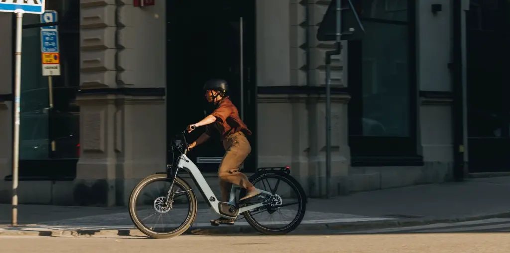 Mujer circulando en bicicleta urbana eléctrica Specialized por la ciudad