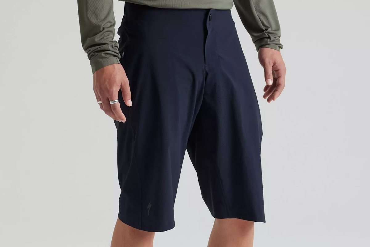 Short MTB Gravity hombre 2024: nylon Cordura elástico, resistente al agua, ventilación láser, cintura con silicona y bolsillos con cremallera.