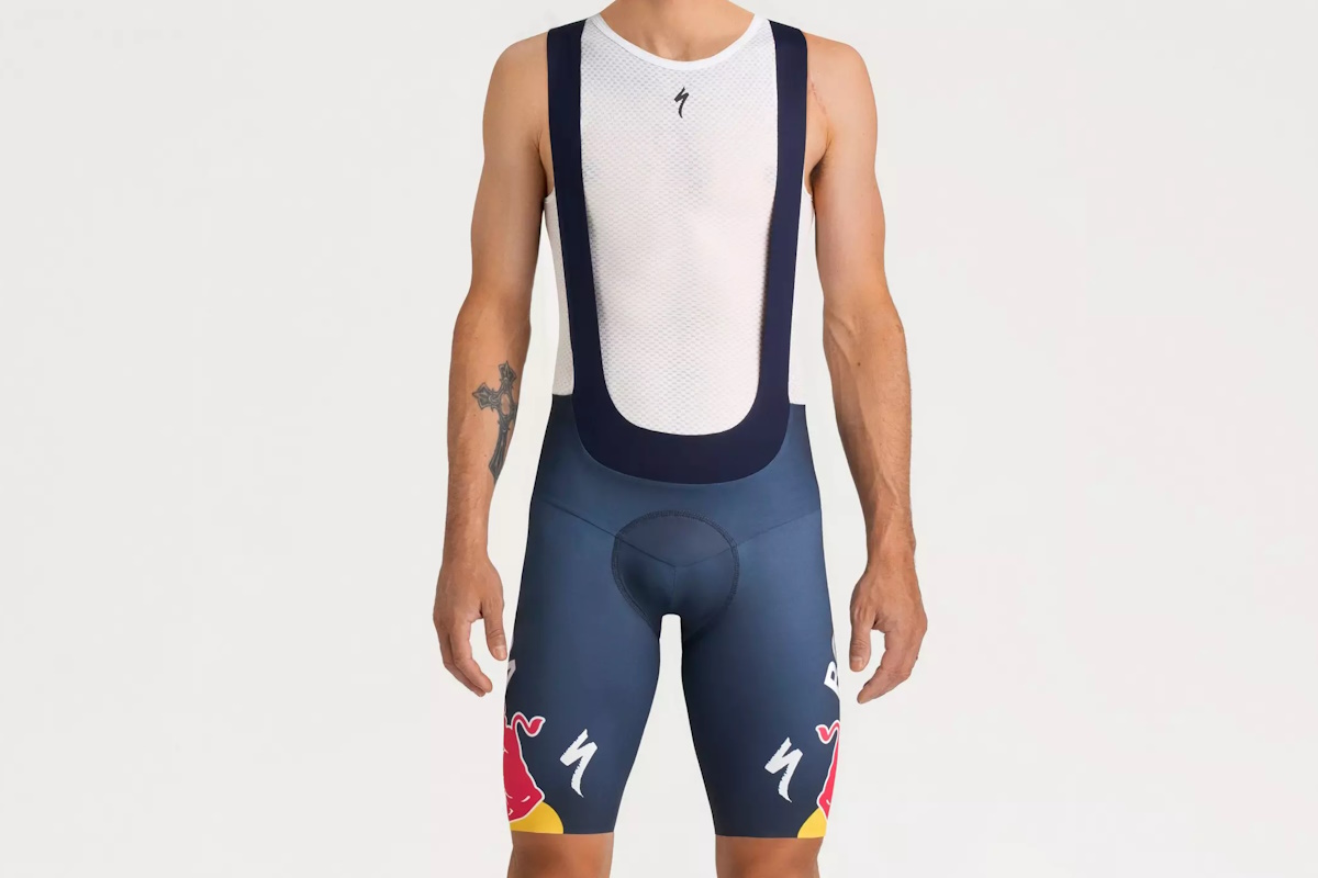 Culotte Race 2025 Red Bull–BORA–hansgrohe: tejido 4-way stretch, ajuste high-compression, pernera raw-cut y badana Body Geometry Contour 3D Triple Density.