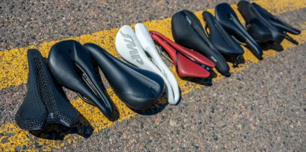 Imagen de sillines Specialized alineados en sobre una doble linea amarilla en el asfalto