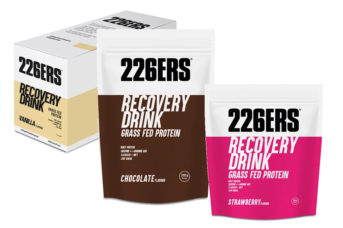 Caja con 15 unidades de 50gr, bolsa de 1kg y bolsa de 500gr de Recovery Drink 226ERS Grass Fed disponible en sabor chocolate, vainilla y fresa