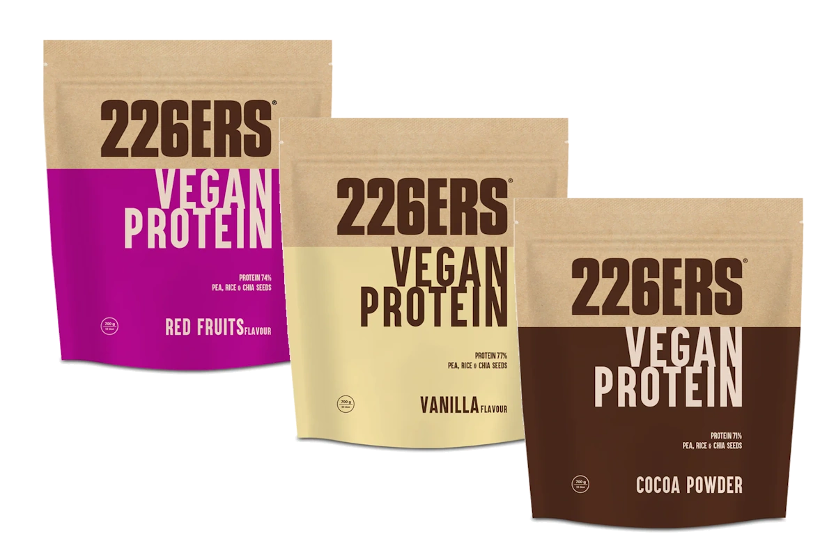 Bolsa de 700g de Vegan Protein 226ERS en sabores chocolate, vainilla y frutos rojos, con superalimentos y proteínas vegetales.