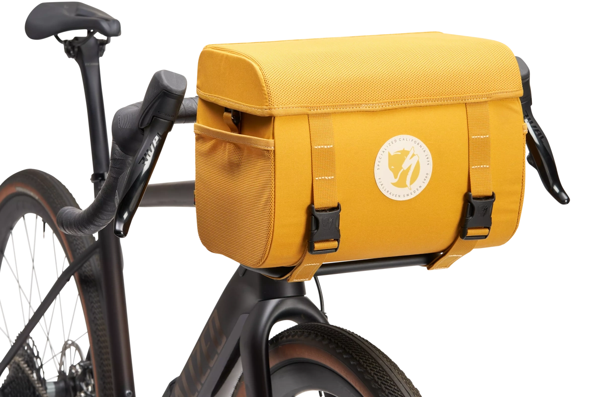 Bolsa para manillar Specialized/Fjällräven de 10L en Vinylon F, resistente a la intemperie, con bolsillos de rejilla y logo reflectante color: Ochre