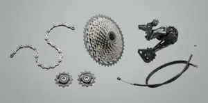 Repuestos Specialized de transmisión para bicicleta con cassette, cadena, roldanas, patilla de cambio y cable de cambio. En thebike.es