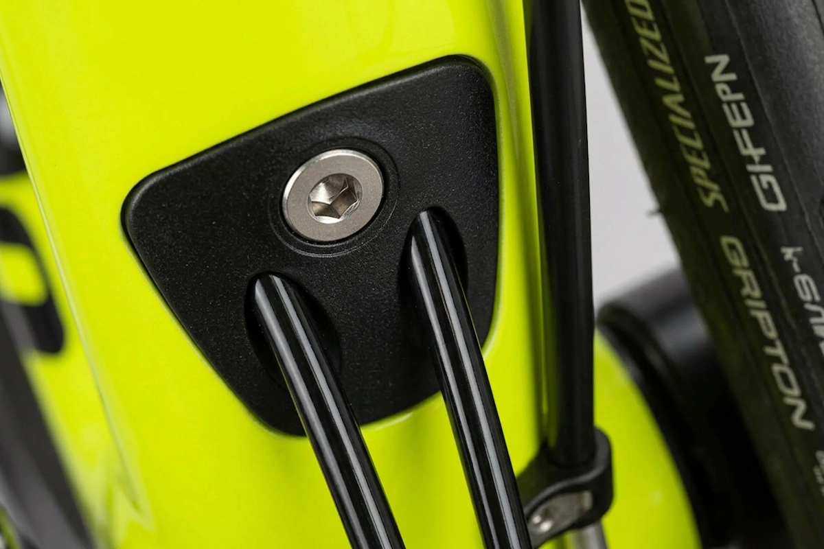 Compra la hood scoop Specialized S166500004 para salida de cableado en tubo diagonal. Compatible con cuadros de aluminio MTB 2x, fundas de 4 mm e incluye tornillo.