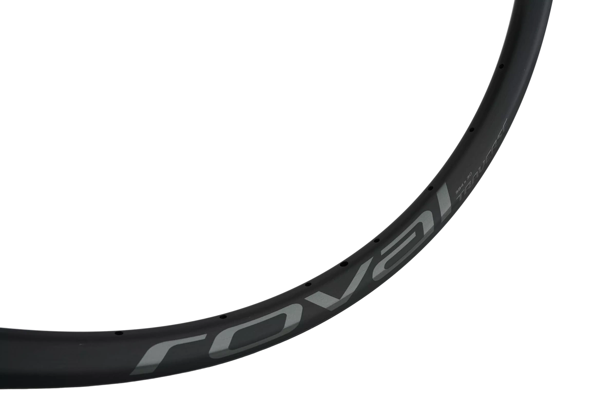 Compra la llanta Specialized Traverse de aluminio para freno de disco, 28H y 30 mm internos. Disponible en 29” (S193700004) y 27.5” (S193700010), compatible con tubeless.