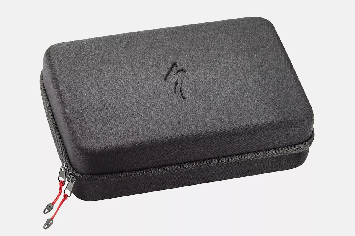 Estuche blando Specialized con cremallera para cargadores Turbo de 36 V y 48 V. Con bolsillo interior de malla y espacio para manuales y pequeñas piezas.