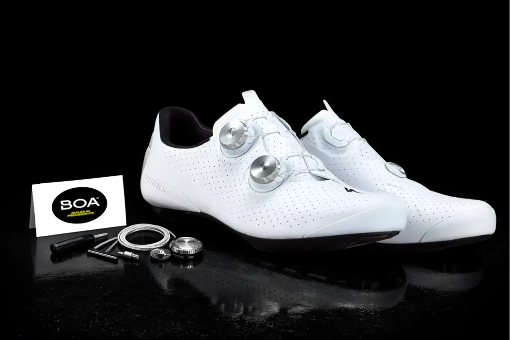 Zapatillas de ciclismo blancas con sistema de cierre BOA y kit de reparación